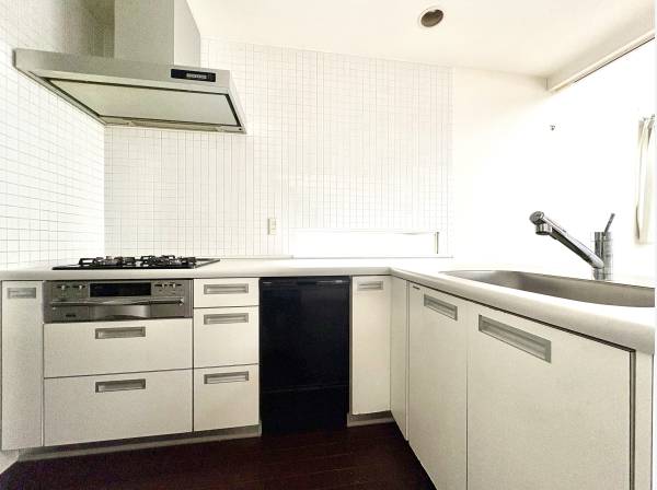 こだわりの対面式L型キッチンはお料理がしやすく使い勝手も良いです。