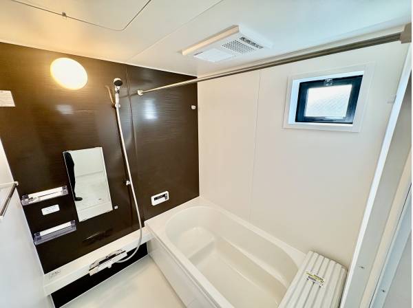お風呂には浴室乾燥機が付いております。