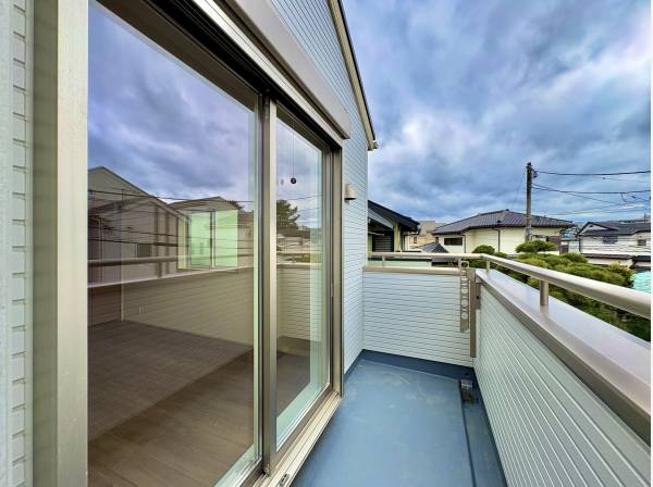 奥行き幅も十分にあるバルコニー