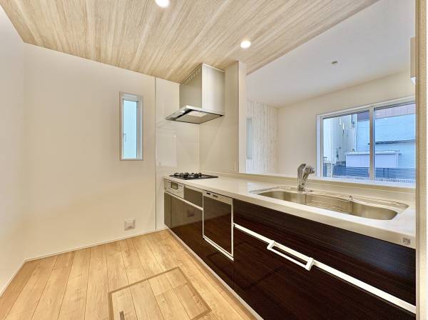 リビング全体を見渡せるキッチンです