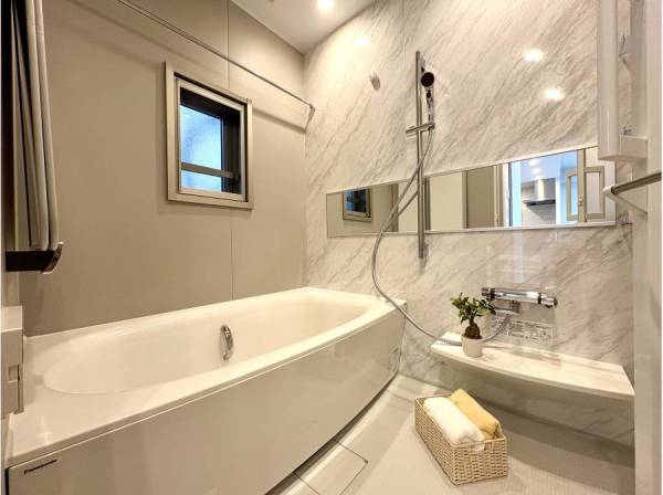 1日の疲れを解きほぐす、清潔感溢れるバスルーム。最新の設備でリラックス