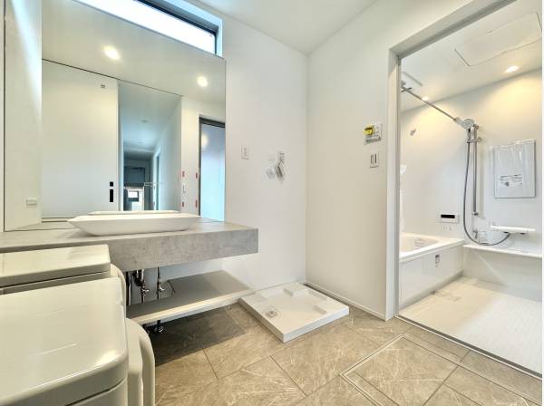 シンプルな洗面空間とゆとりの脱衣室。