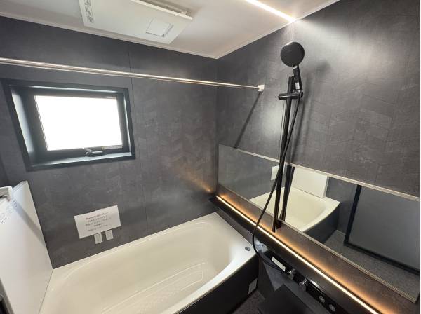 お風呂には浴室乾燥機が付いております。
