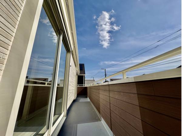 ベランダも広くて角地のため日当たり良好です。