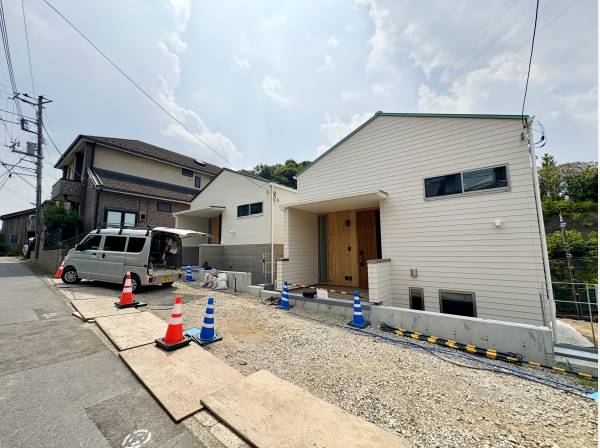 平屋のように見える住宅になります(左側の棟になります)