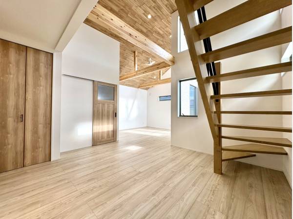 ロフトスペースへ固定階段で登れます。