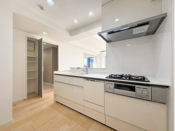 食洗機を完備したシステムキッチン