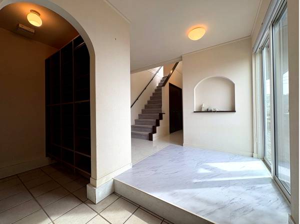 光が差し込む玄関ホール、迎える空間にも上質を。