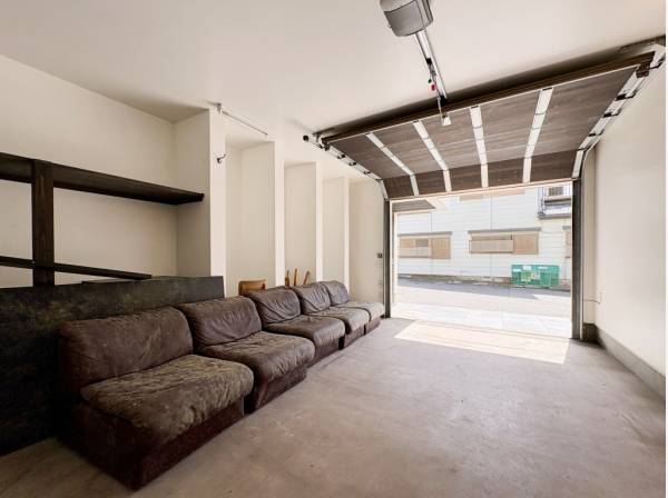 お車のほかに海遊びの道具も収納できる大型ガレージ(約15.7帖)