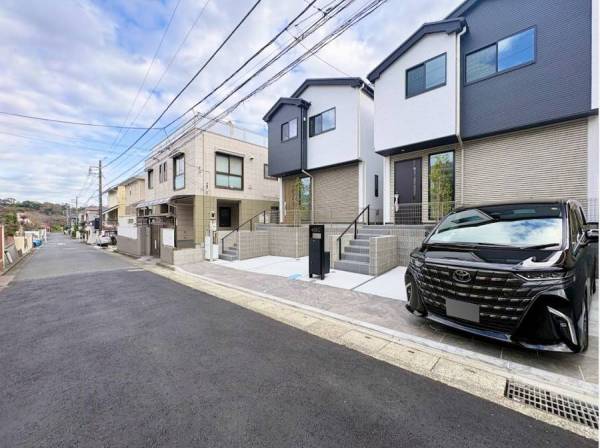 前面道路も広々で駐車しやすいです！