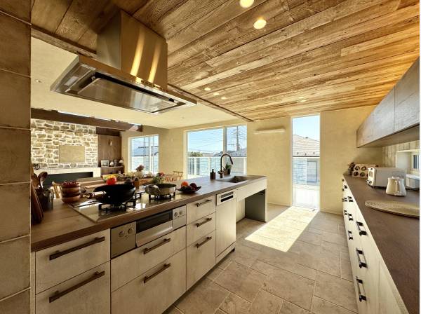 光が降りそそぐ大空間。キッチンからはリビングが見渡せます