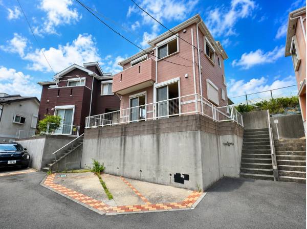 高台ならではの開放感と存在感を兼ね備えた住まいです。