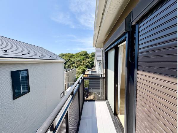 バルコニーからは鎌倉の心地よい緑を望めます