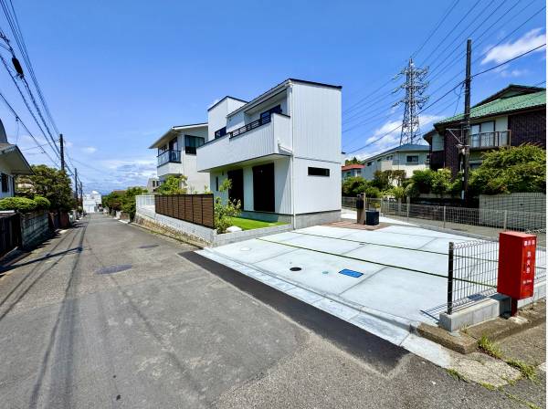 ３方向角地の開放的な立地です