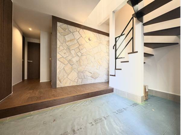 石張りがお洒落な玄関エントランス