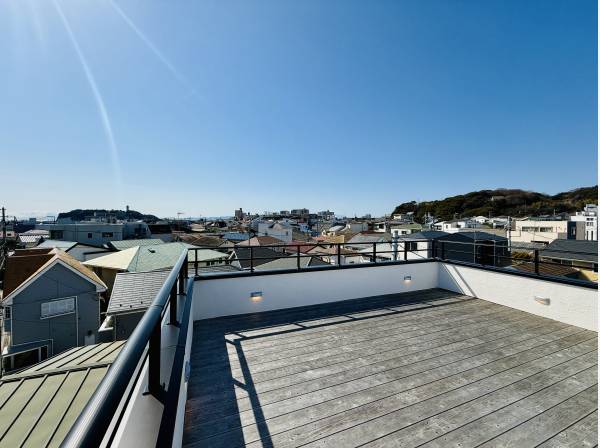 江の島を正面に望むスカイテラス