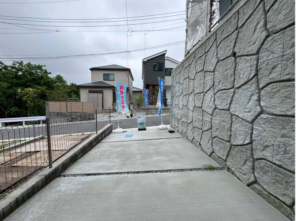ゆとりある前面スペースが住まいに開放感を添えます。