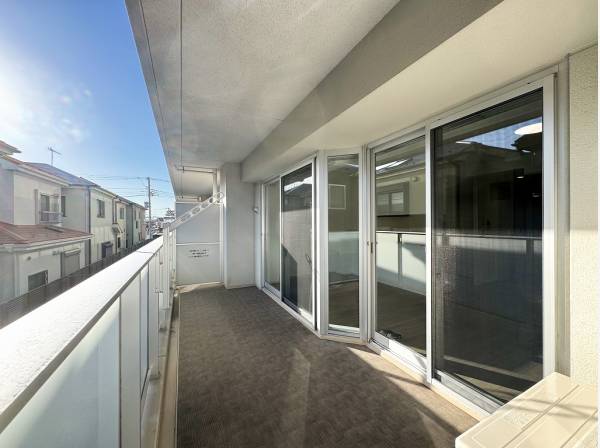 陽当たりの良いバルコニーは植物などもスクスク育ちそうです