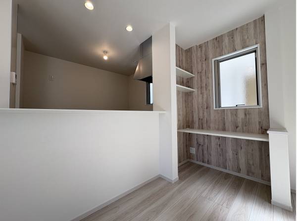 カウンターキッチンと隣のワークスペース。