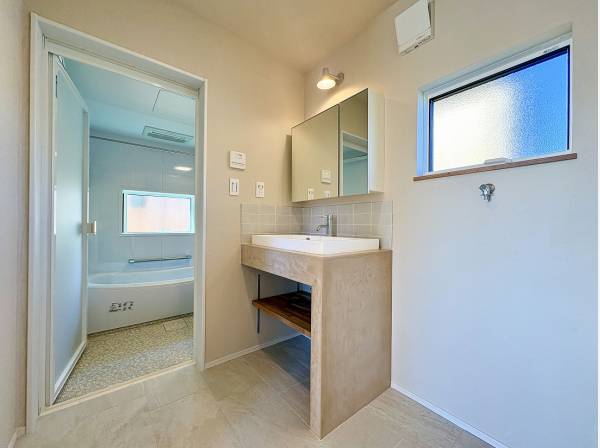 石の柔らかな風合いを纏ったこだわりの造作洗面台