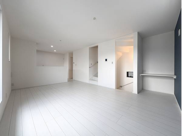 カウンターの設置されたゆとりあるリビング