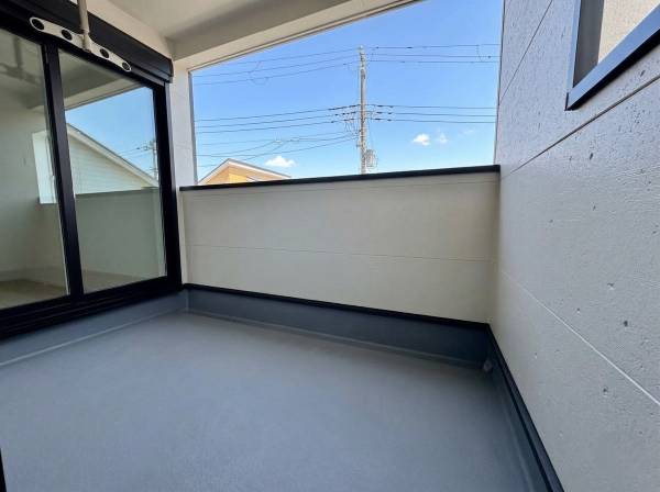 夏には子供たちがここでプールをすることもできます。屋根があるので安心。