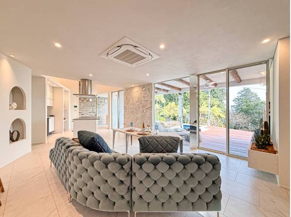 ＬＤＫは26.9帖あり、ウッドデッキテラスへとフラットに繋がっています