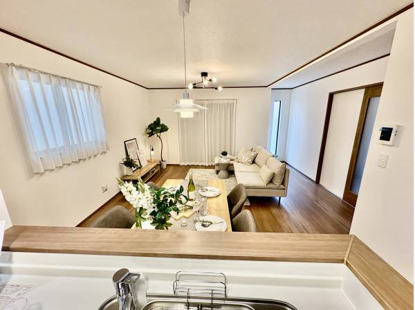 キッチンからはダイニングとリビングがまっすぐ見えます！