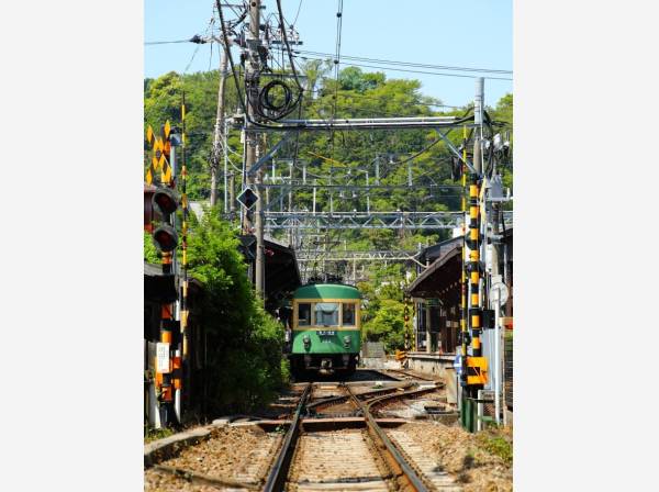 前面道路の先に江ノ電が走る湘南ならではの景色が愉しめます(イメージ)