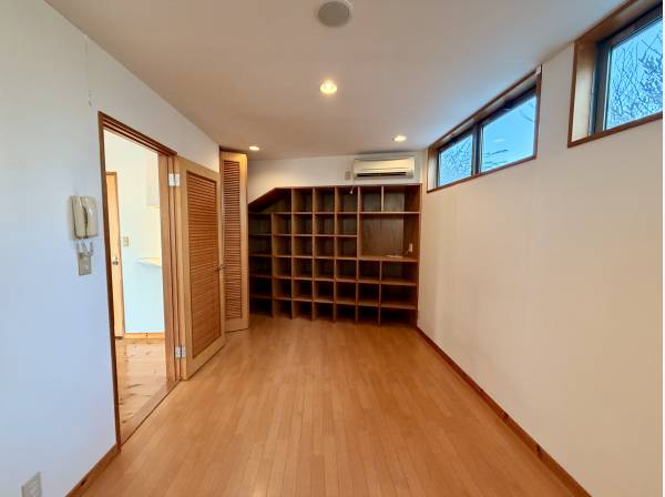 小物やアクティブアイテムを片付けることができる収納付きです