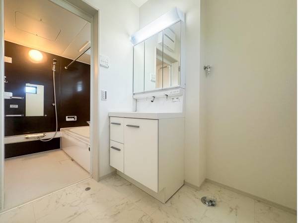 白で統一された清潔感のあるパウダールーム