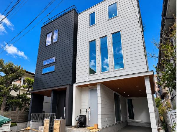 モノトーンの美しい外観。屋上テラス付き新築邸宅。