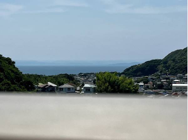 2階リビングとルーフバルコニーから海を眺める