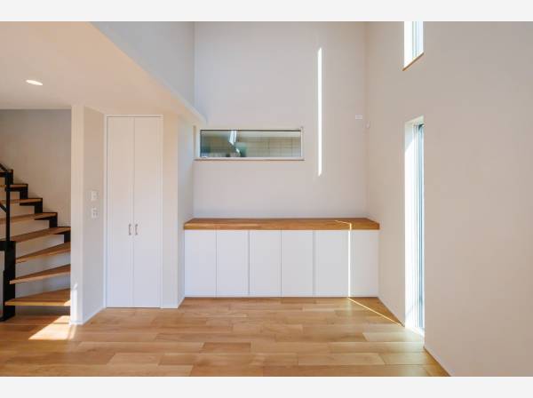 吹抜けの開放感と造作カウンターのある暮らし。