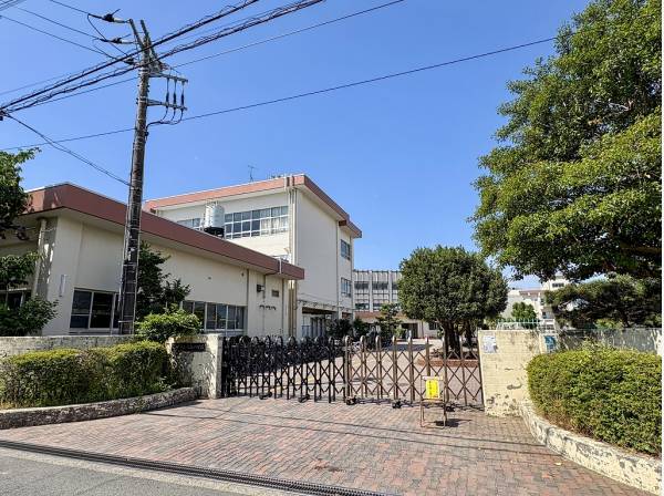 目の前には八松小学校があり子育てファミリーには安心の住環境