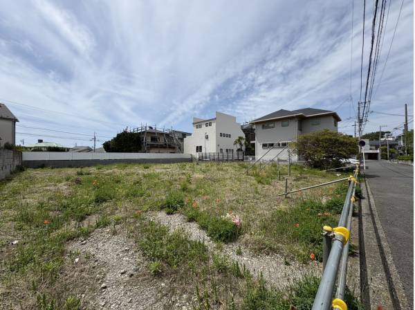 落ち着きある街並みに広がる土地