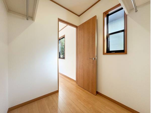 小窓が設けられたWICは大切な衣類を快適に守ります