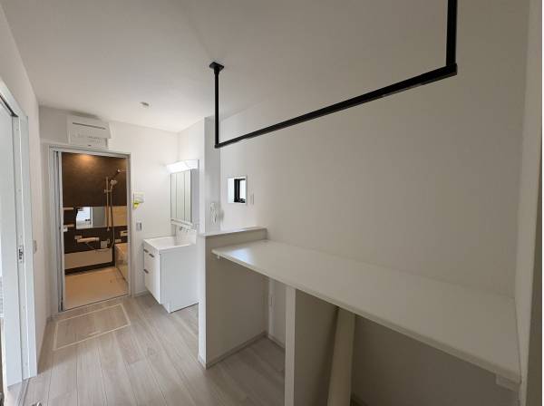 ランドリールームには洗濯物を干すスペースがありますので便利です。