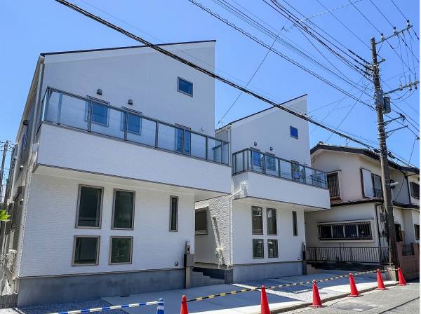 爽やかな白の外観に透明感のあるバルコニーの腰壁がマッチ