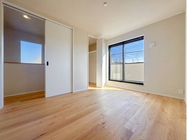 南東からの柔らかな陽光に包まれた居室にはWICを完備