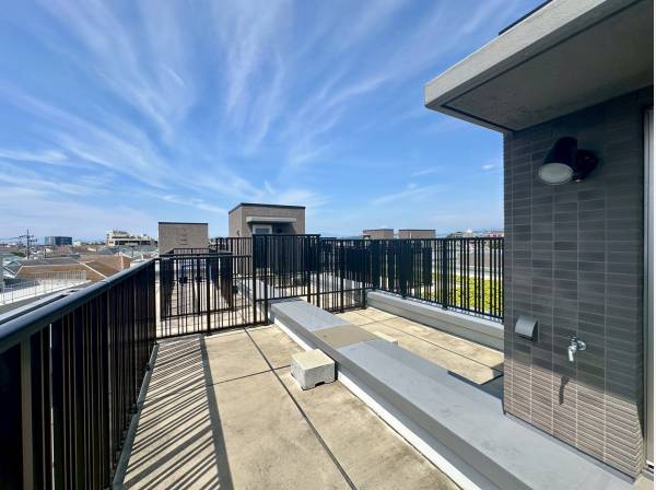 住戸から続く屋上テラスというもうひとつの寛ぎ空間