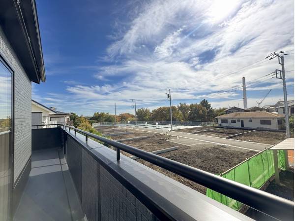 2部屋から行き来可能なワイドバルコニーで澄み渡る空と緑を堪能