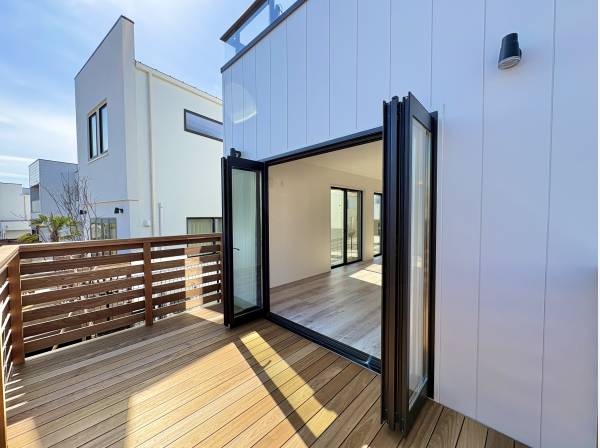 都会の喧騒を忘れさせる、開放感あふれるウッドデッキ