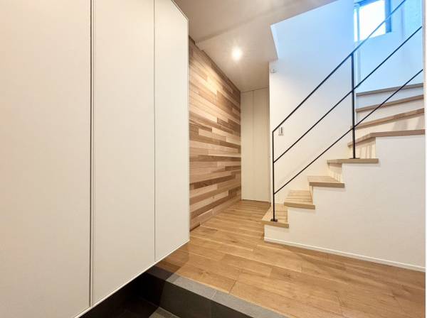 玄関スペースは広々としております