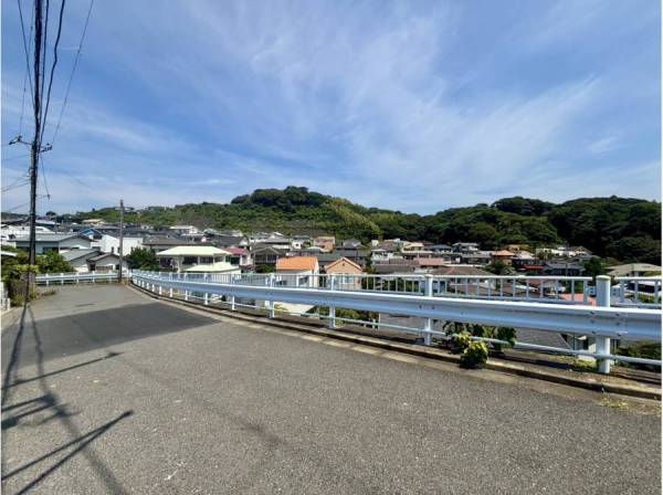 前面道路も広々で大きな車で余裕をもって駐車可能です！