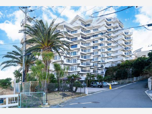 リゾート感満載なマンション外装でございます