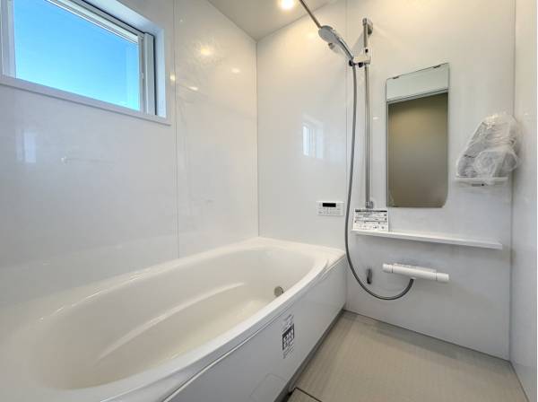 小窓があり明るい雰囲気のバスルーム