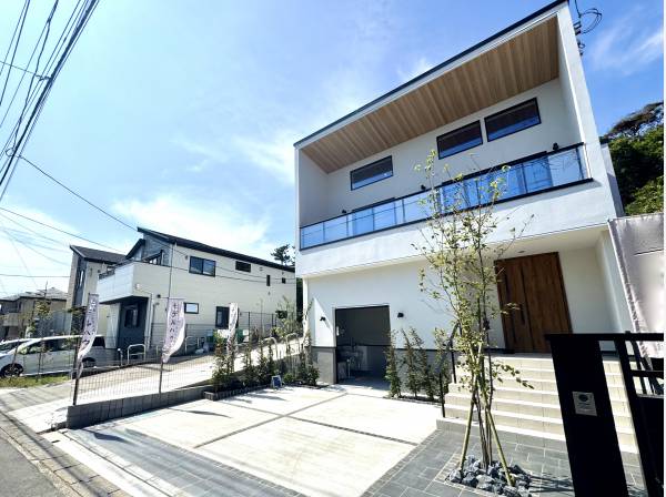 目を惹くスタイリッシュな外観
軒がインパクトあります