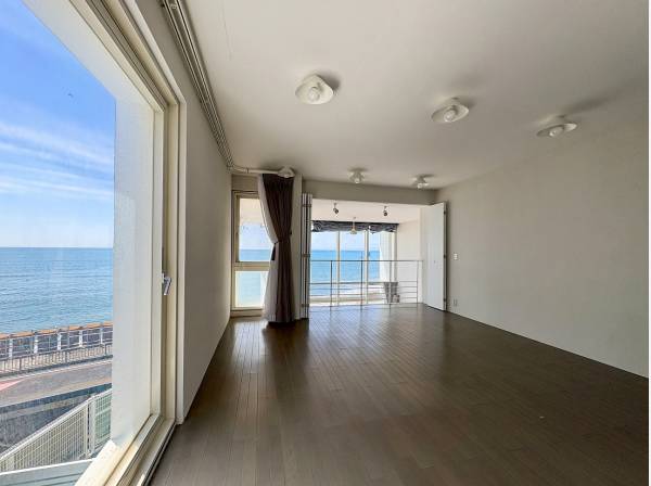 海の景色に包まれた2階のベッドルーム