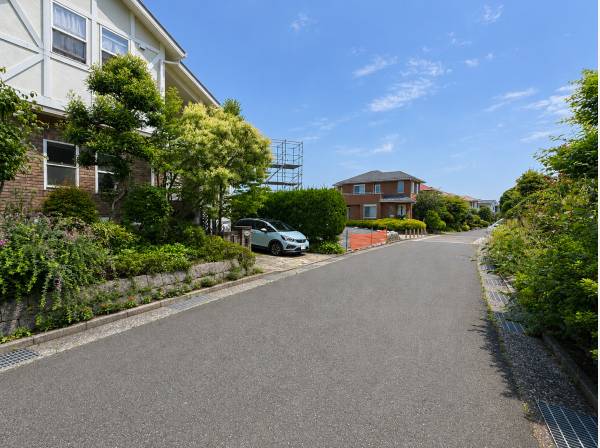 地中線化された美しい街並み。海抜約158mの高台分譲地。
